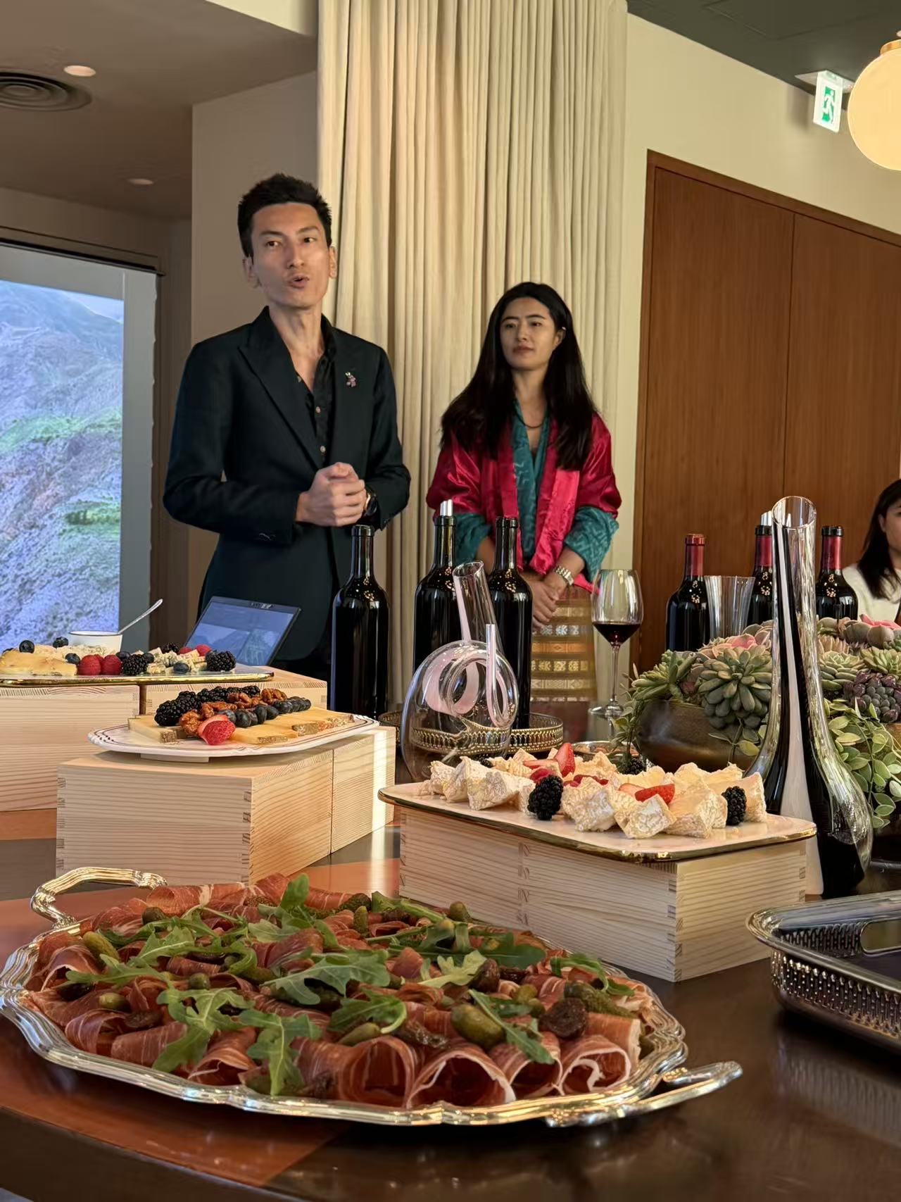 水乳大地 Yunnan Cabernet alongside 諾鄧火腿 heritage ham